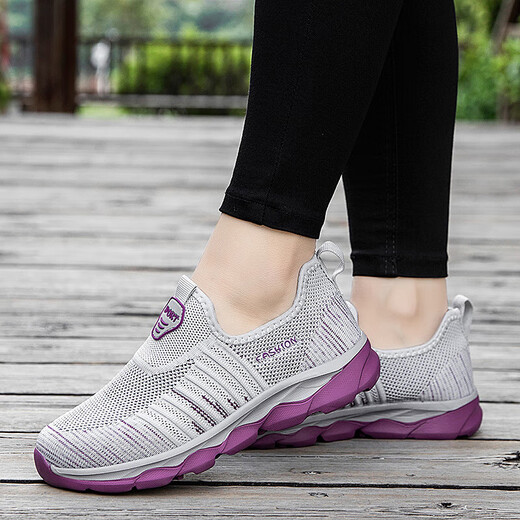 Zapatos para caminar a las personas de mediana edad y ancianos para mujeres transpirables y cómodos zapatos de ancianos sin deslizamiento.