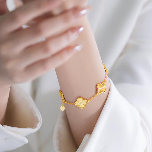 Lao Fengxiang's new five-flowered four-leaf clover bracelet, Vietnamese sand gold niche light luxury fashion laser gold color light luxury imitation Lao Fengxiang five-leaf clover bracelet