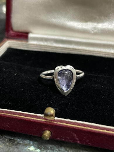 The love in the illustration is tanzanite color all-over silver matte designer palace antique silver ring, all-over 925 Hong Kong code 13-silver
