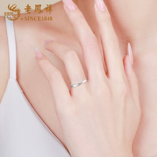 Lao Fengxiang pt950 platinum Möbius ring for men and women, live ring, Valentine's Day birthday gift for girlfriend and wife, Möbius ring for women, about 1.3g