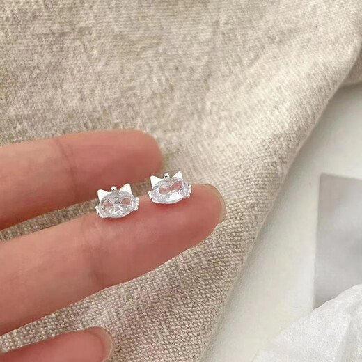 YKINCASL Old Phoenix Pure Silver 9999 Cat Super Flash Earrings Pure Silver Temperament Simple Earrings Ear Hole Feeling Light Luxury Style Pure Silver Cat Pair + Gift Box Lao Fengxiang Same Style