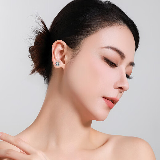 Mengjinyuan Platinum Earrings Sparkling Fish Scale Four-leaf Clover Earrings PT950 Platinum as a Birthday Gift for My Girlfriend, Weight Approximately 2.05g
