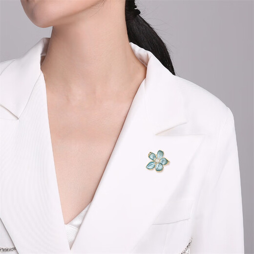 Qlady temperament begonia flower brooch high-end women exquisite niche fashion corsage anti-exposure accessories Mid-Autumn Festival birthday gift