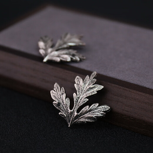 This gentleman's suit brooch men's retro old moxa leaf suit brooch men's light luxury high-end corsage accessory as a gift to a friend Retro moxa leaf brooch old silver