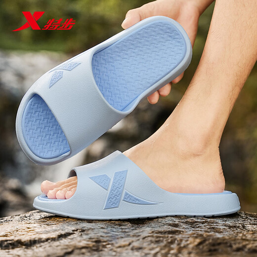 Pantoufles XTEP (XPEP) pour hommes, One-Slippers for Couples, Sports Sports Doft and Elastic pour hommes, EA050 Sky Blue 42-43