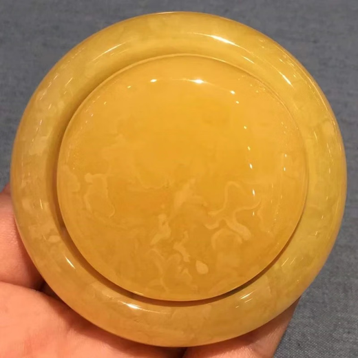 Half a grain of exquisite chicken fat yellow beeswax bracelet. Full of honey. Chicken fat yellow beeswax with clear lines and rich wax. The whole set is free of debris and cracks.