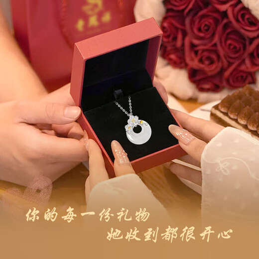 Lao Fengxiang's light luxury silver necklace for women, camellia peace buckle pendant jewelry, high-end anniversary birthday gift for girlfriend, camellia peace buckle necklace* brand gift box