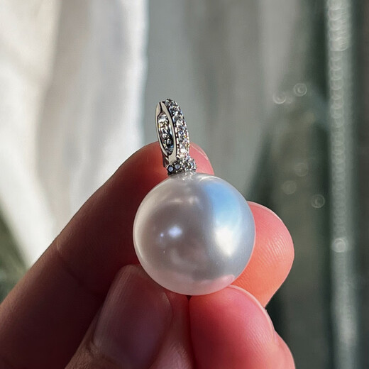 Zhou Taisheng cold light imitation Australian white pearl pendant pacifier style deep sea pearl necklace women's 925 silver buckle pendant gold