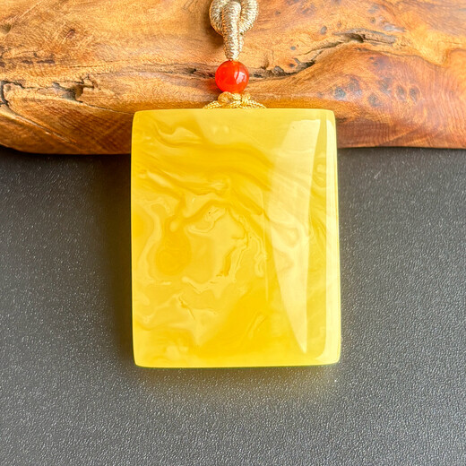 Yuzhi 1 item 1 certificate 1 shot natural beeswax Ping An Wu Shi brand pendant amber chicken oil yellow no optimization certificate 8.09 g G760 unique product 33*27*9 mm