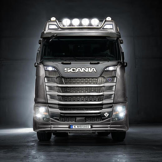 Scania remote control heavy truck mop head model towing car high-end high-end toys for children a set of original rechargeable batteries Scania silver gray rc remote control trolley head