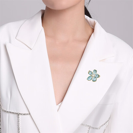 Qlady temperament begonia flower brooch high-end women exquisite niche fashion corsage anti-exposure accessories Mid-Autumn Festival birthday gift