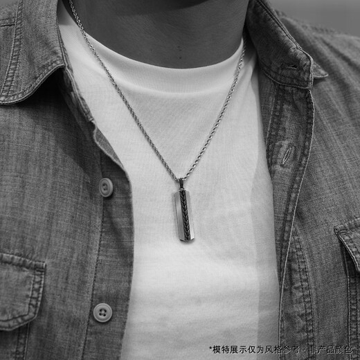 Lukfook Jewelry platinum 950 grass pattern electric black and white gold platinum pendant does not include necklace. Price EFT1P7C0006 11.41 grams (including labor cost 1609 yuan)