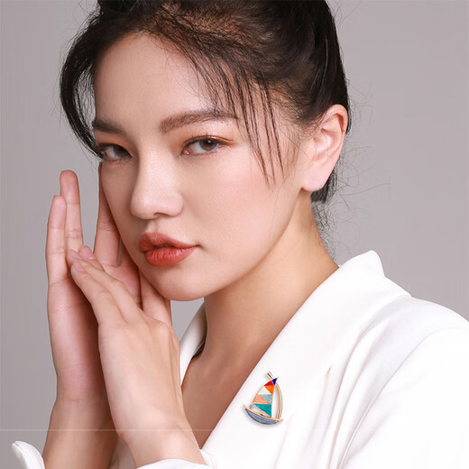 Mendali brooch for women, delicate micro-inlay craftsmanship, high-end fashion corsage brooch for sailing suit, niche design, gold-color style