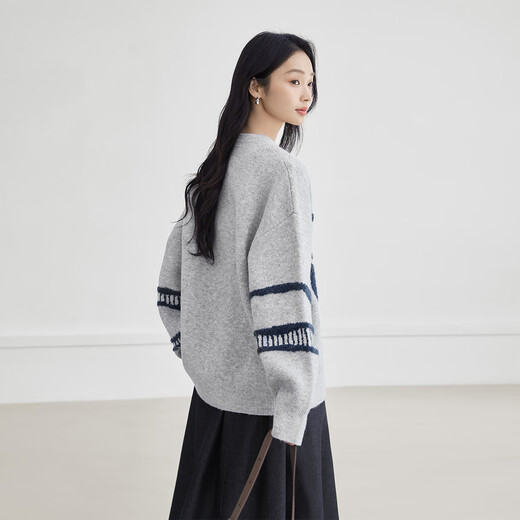 Dialogue (DUIBAI) Art Painting Joint Loose Contrast Jacquard Round Neck Sweater Women's 2025 Winter New Soft Waxy Sweater Light Gray S