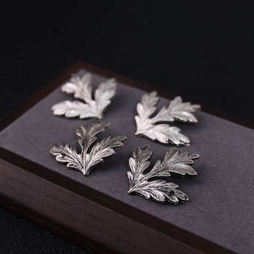 This gentleman's suit brooch men's retro old moxa leaf suit brooch men's light luxury high-end corsage accessory as a gift to a friend Retro moxa leaf brooch old silver
