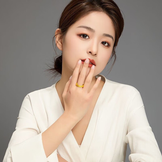 Yue Bu Lao Phoenix 999 gold gold-wrapped silver ring birthday gift should be plain ring imitation foot gold imitation foot silver ring US size 6 ring mouth 80-90Jin Jin is equal to 0.5 kilograms Old Phoenix Gold Store