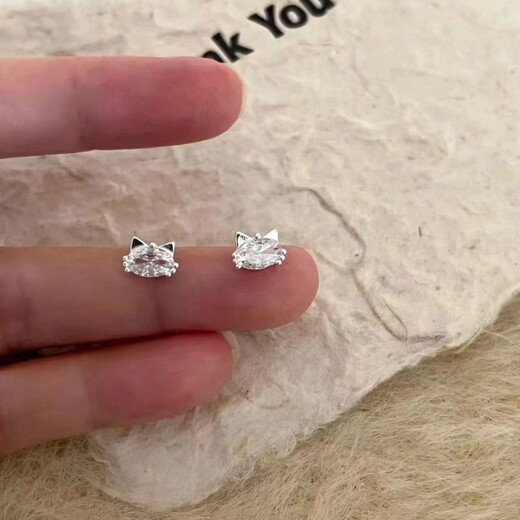 YKINCASL Old Phoenix Pure Silver 9999 Cat Super Flash Earrings Pure Silver Temperament Simple Earrings Ear Hole Feeling Light Luxury Style Pure Silver Cat Pair + Gift Box Lao Fengxiang Same Style
