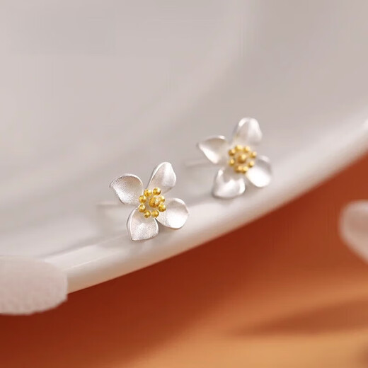 Chow Tai Fook s999 pure silver gardenia earrings for women sterling silver earrings Chinese Valentine's Day niche female birthday gift best friend earrings seven pure silver simple four-leaf clover earrings brand gift box