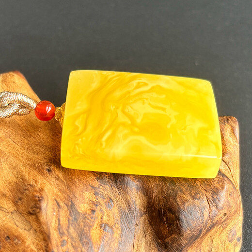 Yuzhi 1 item 1 certificate 1 shot natural beeswax Ping An Wu Shi brand pendant amber chicken oil yellow no optimization certificate 8.09 g G760 unique product 33*27*9 mm