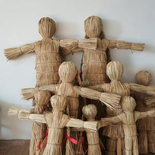 Scarecrow handmade weaving craft Halloween props Scarecrow small size about 18 cm, one for men and one for men