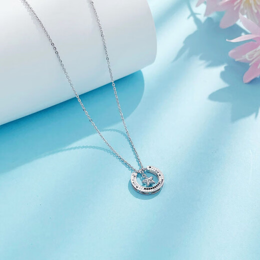 Lao Fengxiang Platinum Hollow Adjustable Fish Scales Eternally Stay Smart Star and Moon Chain Platinum Jewelry White Gold Approximately 4.14g