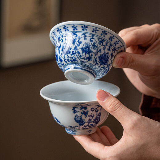 There is a new cultural and creative Forbidden City blue and white hand-pressed Kung Fu tea cup set gift box. The master cup is a Mid-Autumn Festival birthday gift for the elders.
