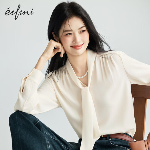 
Evely Jiang Xin endorses basic silhouette V-neck streamer shoulder-covered pleated cuffs pearl button fashion top 2025 autumn suit warm velvet white M 105-115Jin [Jin equals 0.5 kg]