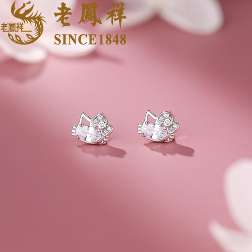 Lao Fengxiang 99 solid silver sterling silver kitten earrings 2025 new ear bone nails sweet ear piercing light luxury birthday gift for girls L-EZ0131 kitten earrings* brand gift box