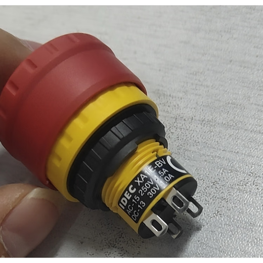 XA1E-BV Japanese idec Izumi BV3U02R RH emergency stop button switch XA1E-BV3U01R (not taxed) 2 pins