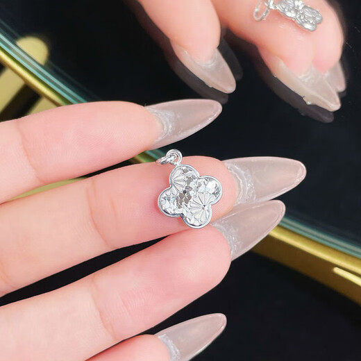 Lao Fengxiang platinum pendant pt950 crushed ice lucky four-leaf clover pendant for women, birthday gift for girlfriend and wife, platinum, about 2.91g