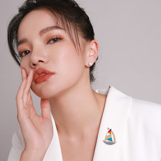 Mendali brooch for women, delicate micro-inlay craftsmanship, high-end fashion corsage brooch for sailing suit, niche design, gold-color style