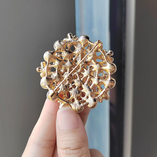 European and American fashion diamond-encrusted brooches, women's high-end brooches, high-end lapel pins, clothing accessories, sunflower scarf buckles, sunflower gold