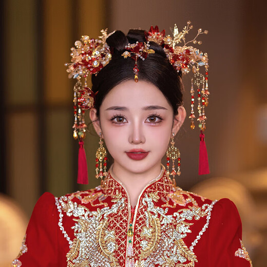 Fuwu Xiuhe clothing headdress Xiuhe bride Chinese style 2025 new gold and red simple and elegant wedding phoenix crown, dragon and phoenix gown, one jewelry love eyebrow pendant
