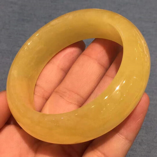 Half a grain of exquisite chicken fat yellow beeswax bracelet. Full of honey. Chicken fat yellow beeswax with clear lines and rich wax. The whole set is free of debris and cracks.