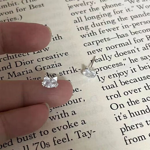 YKINCASL Old Phoenix Pure Silver 9999 Cat Super Flash Earrings Pure Silver Temperament Simple Earrings Ear Hole Feeling Light Luxury Style Pure Silver Cat Pair + Gift Box Lao Fengxiang Same Style