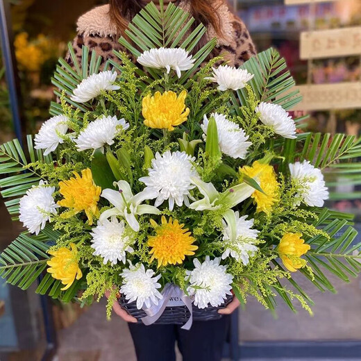 Leaf flowers Qingming Festival yellow and white chrysanthemum bouquet portable flower basket for sweeping tombs and paying homage to ancestors Flower Express Beijing city delivery 19 mixed-color chrysanthemums + lilies
