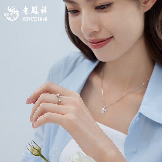 Lao Fengxiang pt950 platinum star track ring for women platinum star ring Valentine's Day birthday gift for girlfriend and wife platinum star track ring about 2g brand gift box
