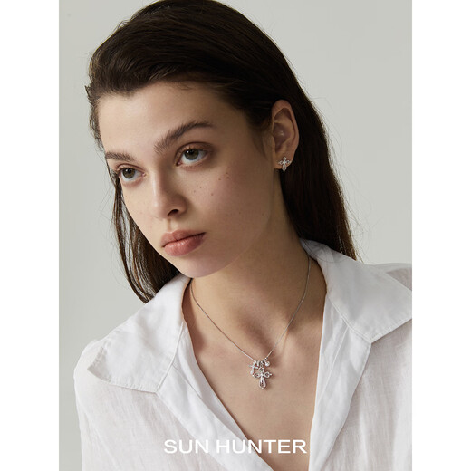 Three Horizontal SUN HUNTER Lace Shimmer Original Multi-Pendant Cross Plain Chain Light Luxurious Clavicle Chain Necklace Multi-Pendant Cross Necklace (Silver)