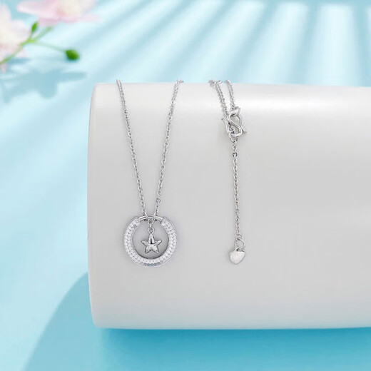 Lao Fengxiang Platinum Hollow Adjustable Fish Scales Eternally Stay Smart Star and Moon Chain Platinum Jewelry White Gold Approximately 4.14g