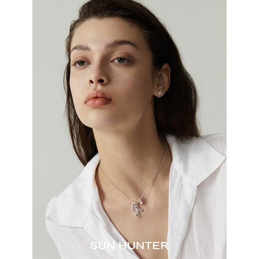 Three Horizontal SUN HUNTER Lace Shimmer Original Multi-Pendant Cross Plain Chain Light Luxurious Clavicle Chain Necklace Multi-Pendant Cross Necklace (Silver)