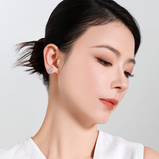 Mengjinyuan platinum PT950 crushed ice four-leaf clover earrings as a birthday gift for girlfriend