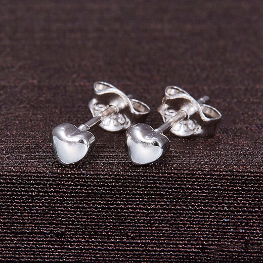 Laofu gold simple love earrings platinum heart-shaped earrings about 1.04g