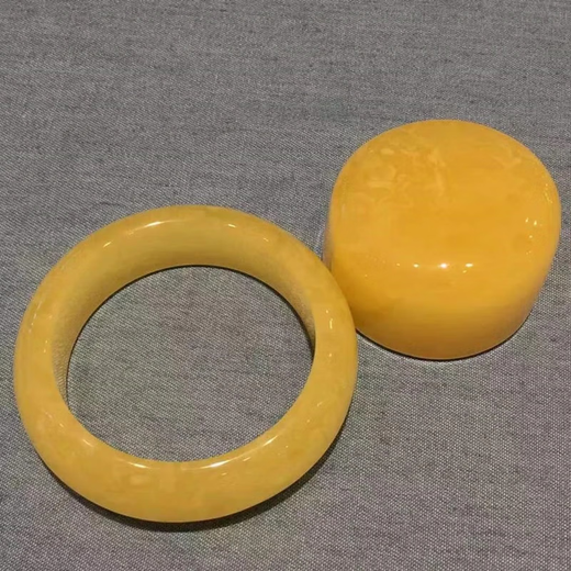 Half a grain of exquisite chicken fat yellow beeswax bracelet. Full of honey. Chicken fat yellow beeswax with clear lines and rich wax. The whole set is free of debris and cracks.