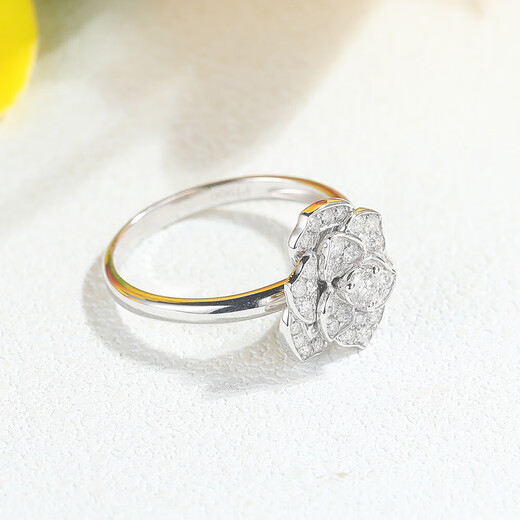 Nine-petal Pt900 luxury platinum diamond ring