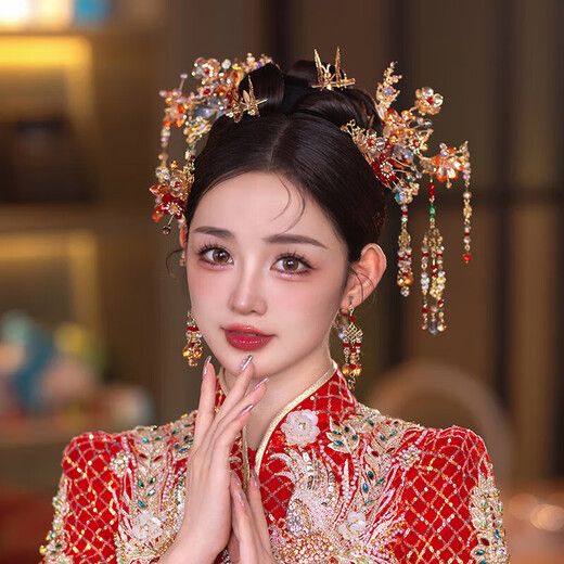Fuwu Xiuhe clothing headdress Xiuhe bride Chinese style 2025 new gold and red simple and elegant wedding phoenix crown, dragon and phoenix gown, one jewelry love eyebrow pendant