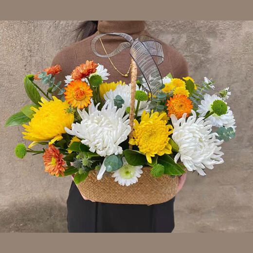Leaf flowers Qingming Festival yellow and white chrysanthemum bouquet hand-held flower basket for sweeping tombs and paying homage to ancestors Flower Express Beijing city delivery 11 mixed-color chrysanthemums mixed and matched hand basket