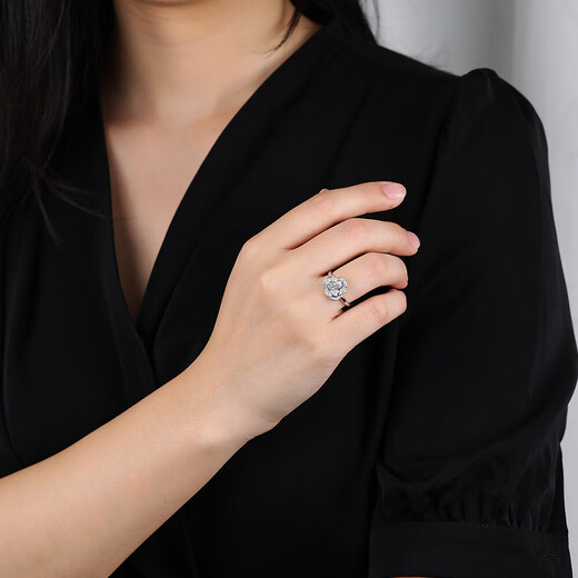 Nine-petal Pt900 luxury platinum diamond ring