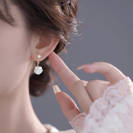 Qi Xiaomi camellia earrings for women 2025 new niche high-end imitation pearl earrings light luxury earrings temperament tassel earrings a pair of camellia earrings