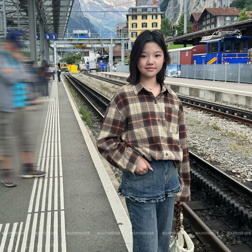 NAIYOUKIDS Brownie Cream kids children's clothing girls 2025 new spring and autumn coat children's Hong Kong style sub-shirt coffee color (ready in stock) 130 yards (model wear)