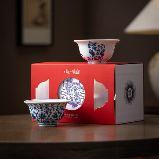 There is a new cultural and creative Forbidden City blue and white hand-pressed Kung Fu tea cup set gift box. The master cup is a Mid-Autumn Festival birthday gift for the elders.